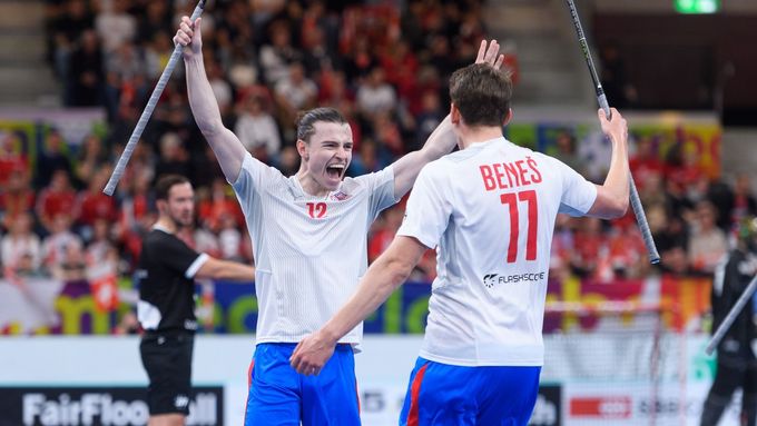Filip Forman a Marek Beneš slaví gól ve švýcarské brance v semifinále florbalového MS 2022.