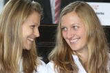 Usměvavé české tenistky Lucie Šafářová a Petra Kvitová.