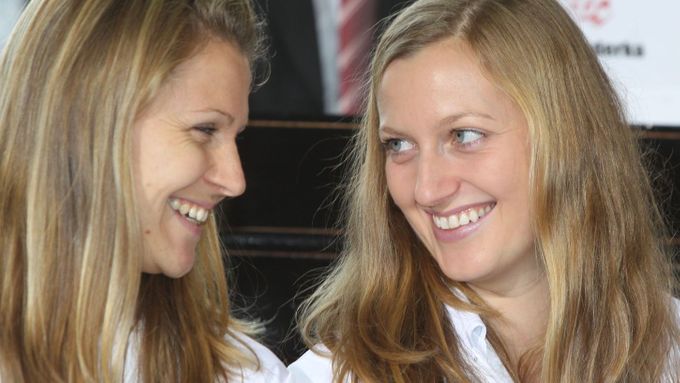 Lucie Šafářová (vlevo) a Petra Kvitová jsou dvě české tenistky, které v pondělí zasáhnou do osmifinále Wimbledonu. O čtvrtfinále budou usilovat i Barbora Záhlavová-Strýcová a Tereza Smitková.