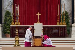 Přímý přenos: Na Svatopetrském náměstí začal pohřeb Benedikta XVI.