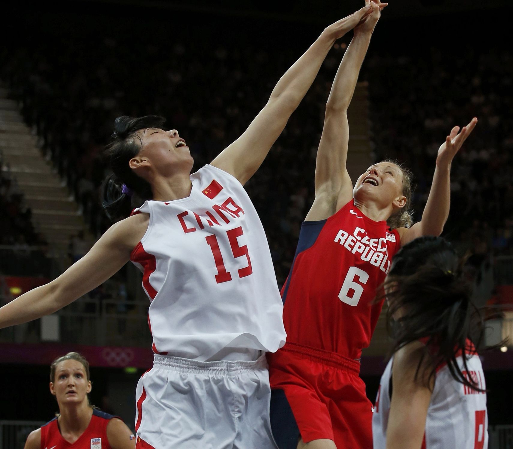 Česká basketbalistka Kateřina Bartoňová se snaží vybojovat míč s Číňankou Nan Čenovou v turnaji OH 2012 v Londýně.