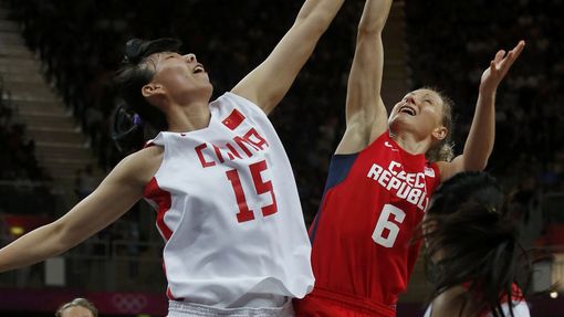Česká basketbalistka Kateřina Bartoňová se snaží vybojovat míč s Číňankou Nan Čenovou v turnaji OH 2012 v Londýně.