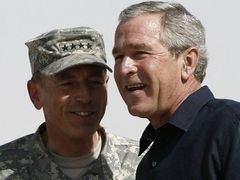 S politikou George Bushe nyní Američané nejsou příliš spokojeni. Na snímku prezident s velitelem amerických vojsk v Iráku Davidem Petraeusem.