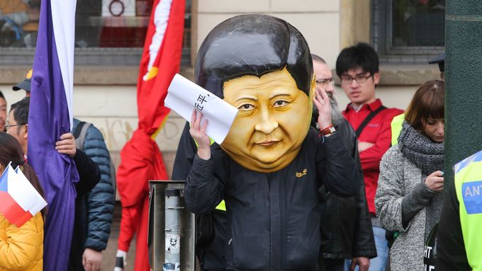Maska Si Ťin-pchinga během jeho návštěvy v Praze.