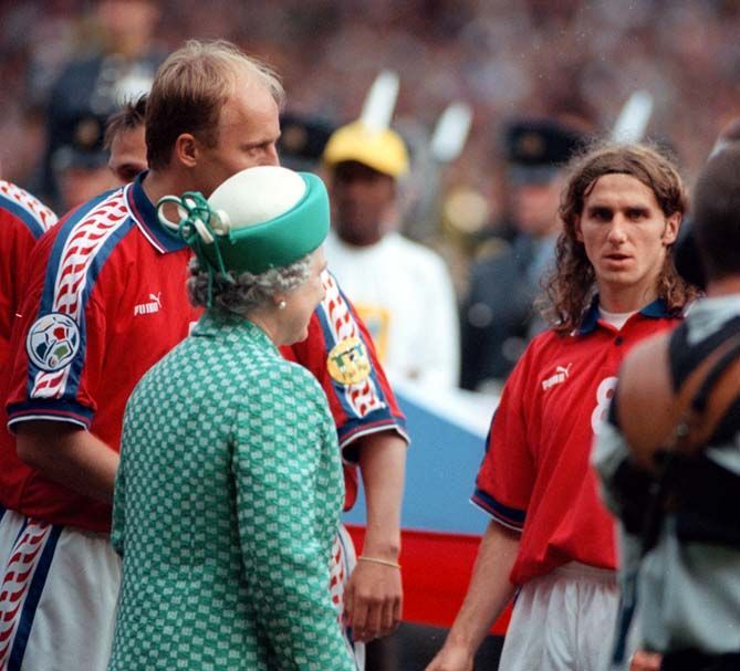 Archivní fotografie z Anglie 1996, Euro, fotbal, Karel Poborský, královna a kapitán Kadlec