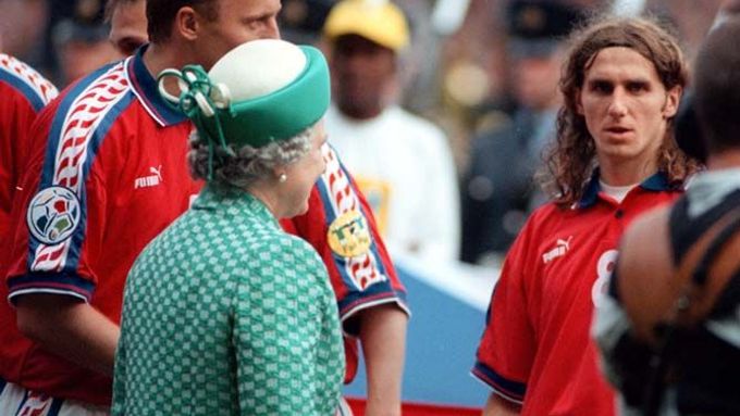 Takhle české reprezentanty v roce 1996 vítala ve Wembley anglická královna