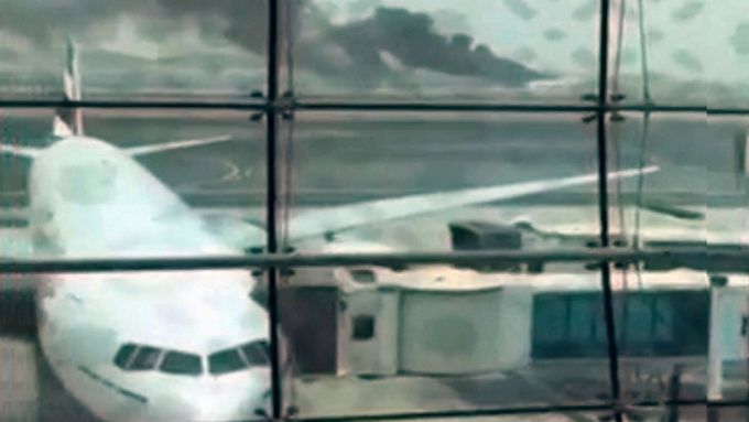 Na letišti v Dubaji začal po přistání hořet Boeing 777 společnosti Emirates, který přiletěl z Indie. Pasažéři i posádka se stačili evakuovat.