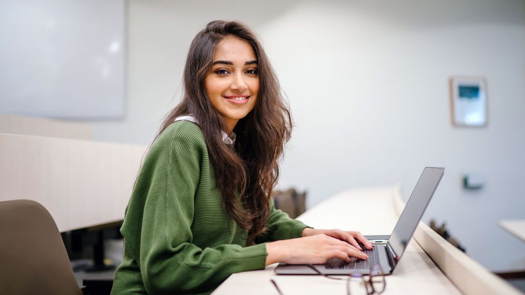 Atraktivním studentkám se po přechodu na online výuku zhoršil prospěch. U krásných mužů se však přechod na distanční kurzy neprojevil.