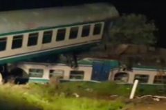 Vlak se na přejezdu u Turína srazil s kamionem. Po nárazu zemřel strojvedoucí a jedna cestující