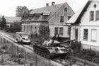 Od hranic totiž Libereckem projížděly od 20. srpna 1968 tanky okupantů a mířily směrem na Liberec a následně Prahu. (Snímek je z nedalekých Jindřichovic pod Smrkem.)