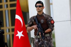 Sestřeleného syrského pilota obvinilo Turecko ze špionáže, nechalo ho zatknout
