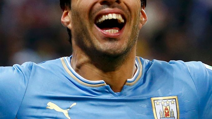 Všechna tři fotbalová kousnutí Luise Suáreze