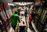 Uvnitř buňky už servismani pilně ladí "mazací magií", aby čeští závodníci dostali co nejrychlejší lyže bez ohledu na aktuální povětrnostní podmínky.