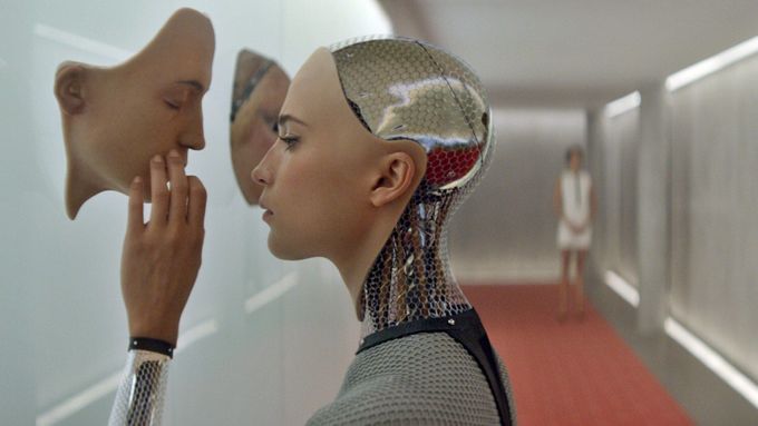 Film o vztahu člověka a robota Ex Machina naznačuje důležité otázky tělesnosti a sexuality, které bude ale dál potřeba propracovat, říká recenzent Tomáš Stejskal.