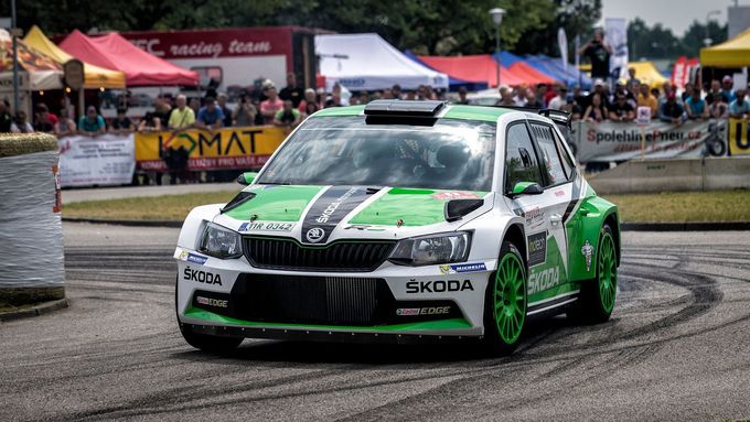 Jan Kopecký ve Škodě Fabie R5 na trati Rallye Krumlov.