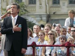Viktor Juščenko zpívá hymnu na oslavách dne nezávislosti v centru Kyjeva.