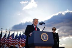 Trump přestál druhý impeachment, podle Senátu se podněcování ke vzpouře nedopustil