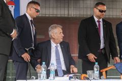 Hospodaření Zemanovy ochranky šetří policie i inspekce. Prověřují přesčasy i údajné zneužívání aut
