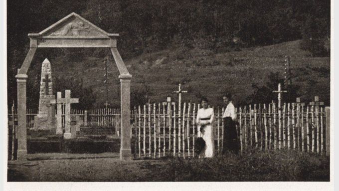 Snímek původního válečného hřbitova v Medzilaborcích z roku 1915 z magazínu Český svět. Z popisku vyplývá, čí vojáci tam jsou pohřbeni.