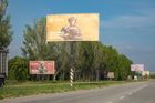 Válečná Ukrajina je posetá burcujícími billboardy, jiné plakáty vzpomínají na zemřelé blízké nebo varují před minovým nebezpečím s obrázkem známého psa Patrona.