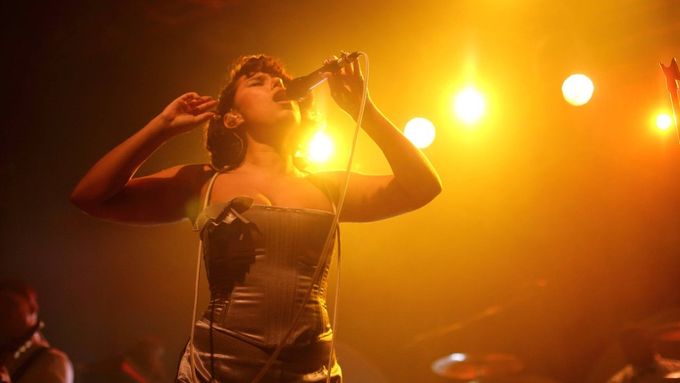 Zpěvačka Raye momentálně patří k největším hvězdám britské pop-music.