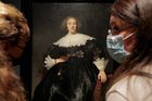 Rembrandt: Portrét mladé ženy s vějířem, 1633, zapůjčeno z Metropolitního muzea umění v New Yorku.