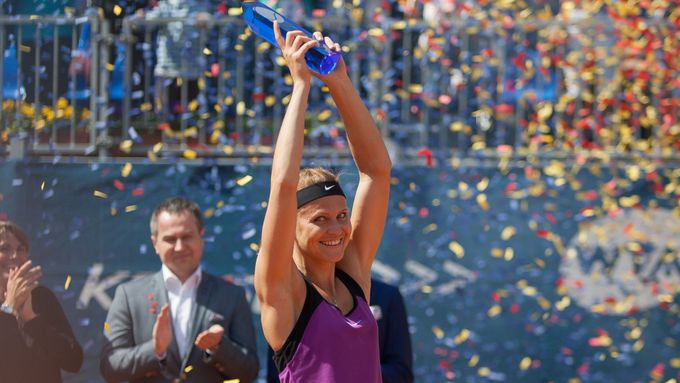 Lucii Šafářovou nezastavila ve finále ani Samantha Stosurová. Brněnská rodačka slaví první letošní titul na okruhu WTA.