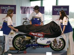 Karel Abraham odhaluje svoji novou Aprilii 250 RSW LE.