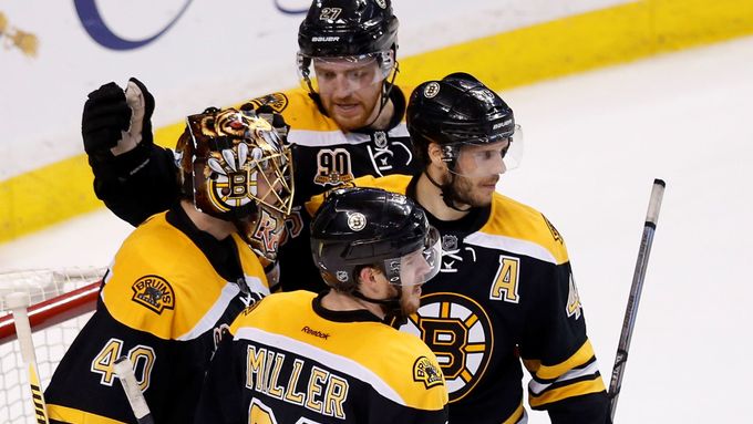 David Krejčí slaví výhru se spoluhráči