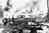 Hned první den blokády, 8. září 1941, německé dělostřelectvo zničilo městské skladiště potravin a zásobníky pohonných hmot.