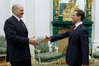Jsi nevděčník a lhář, vzkázal Medveděv Lukašenkovi