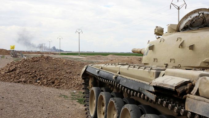Tank irácké armády před Tikrítem. Ilutrační foto.