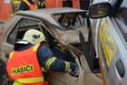 Kamiony rozdrtily u Klimkovic auto, oba pasažéři zemřeli