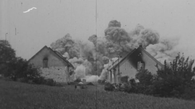 Vypálení středočeské vesnice Lidice nacisty 10. června 1942 na archivních záběrech. 