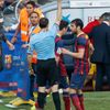 Lionel Messi dostává žlutou kartu v utkání La ligy Barcelona vs. Atlético