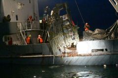 Ruští záchranáři našli 15 těl obětí pádu letadla u Soči, z moře vyzvedli druhou černou skříňku