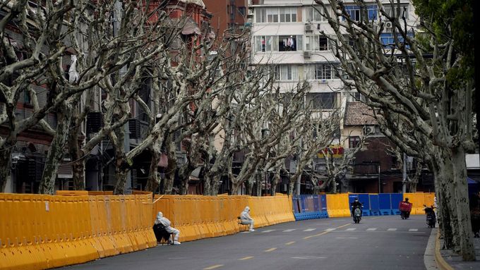 Pracovníci v ochranných oblecích hlídají oblast v čínském městě Šanghaj, ve které je kvůli přenosu koronaviru vyhlášen lockdown.