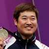 Jihokorejský střelec Jonghyun Kim se raduje ze stříbrné medaile na OH 2012 v Londýně.
