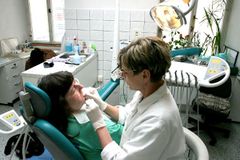 Ruská zubařka vytrhala ženě 22 zdravých zubů a nahradila je protézami. Pacientka zaplatila 350 tisíc