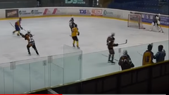Video: Patnáctiletý brankář Bednář trumfnul extraligové kolegy, dal gól přes celé hřiště