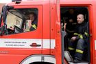 Břeclavští hasiči bojují s velkým požárem stohu slámy