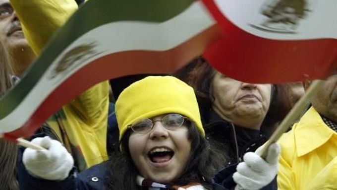 VÍDEŇ (Rakousko) - Příznivci Národní rady íránského odporu protestovali 24. listopadu ve Vídni, kde zasedá rada guvernérů Mezinárodní agentury pro atomovou energii (MAAE), proti íránskému jadernému programu. (ČTK/AP)