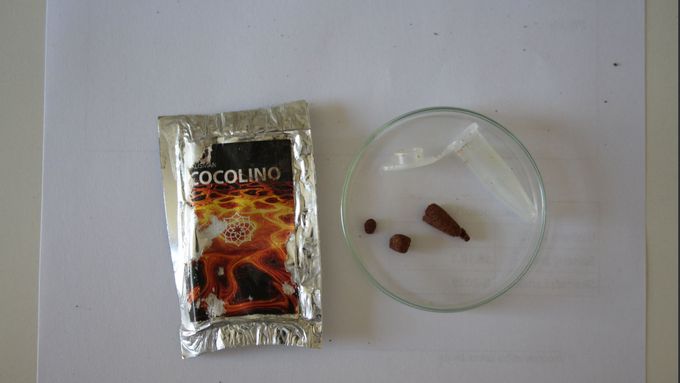 Zajištěné drogy v obalu s nápisem Cocolino.