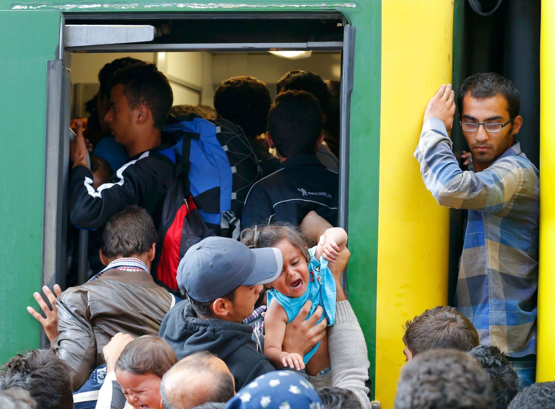 Uprchlíci ve vlaku a na vlaku.