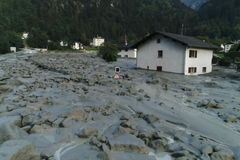 Střechy a stromy se řítí kolem mě, informovala reportérka. Švýcarská hora se dala opět do pohybu