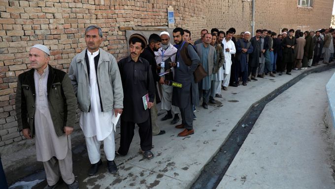 Fronta před volební místností v Kábulu.