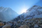 Zdolat ho je snem mnoha horolezců. A nejen jich, čím dál častěji se na nejvyšší horu světa pokoušejí vystoupat i nepříliš profesionální lezci. (Na snímku klasická jižní cesta přes ledopád Khumbu.)