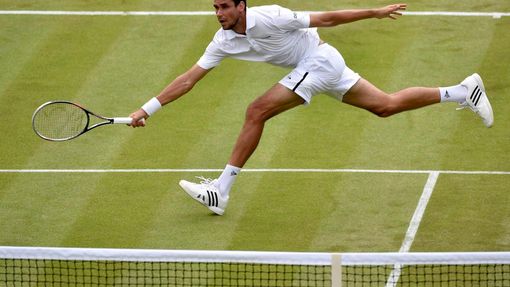 Victor Hanescu v prvním kole Wimbledonu 2014