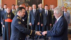 Zeman povýšil policejního prezidenta Tuhého