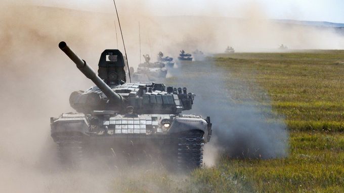 Foto: Tanky, letouny i drony v akci. Rusko pořádá největší manévry od studené války